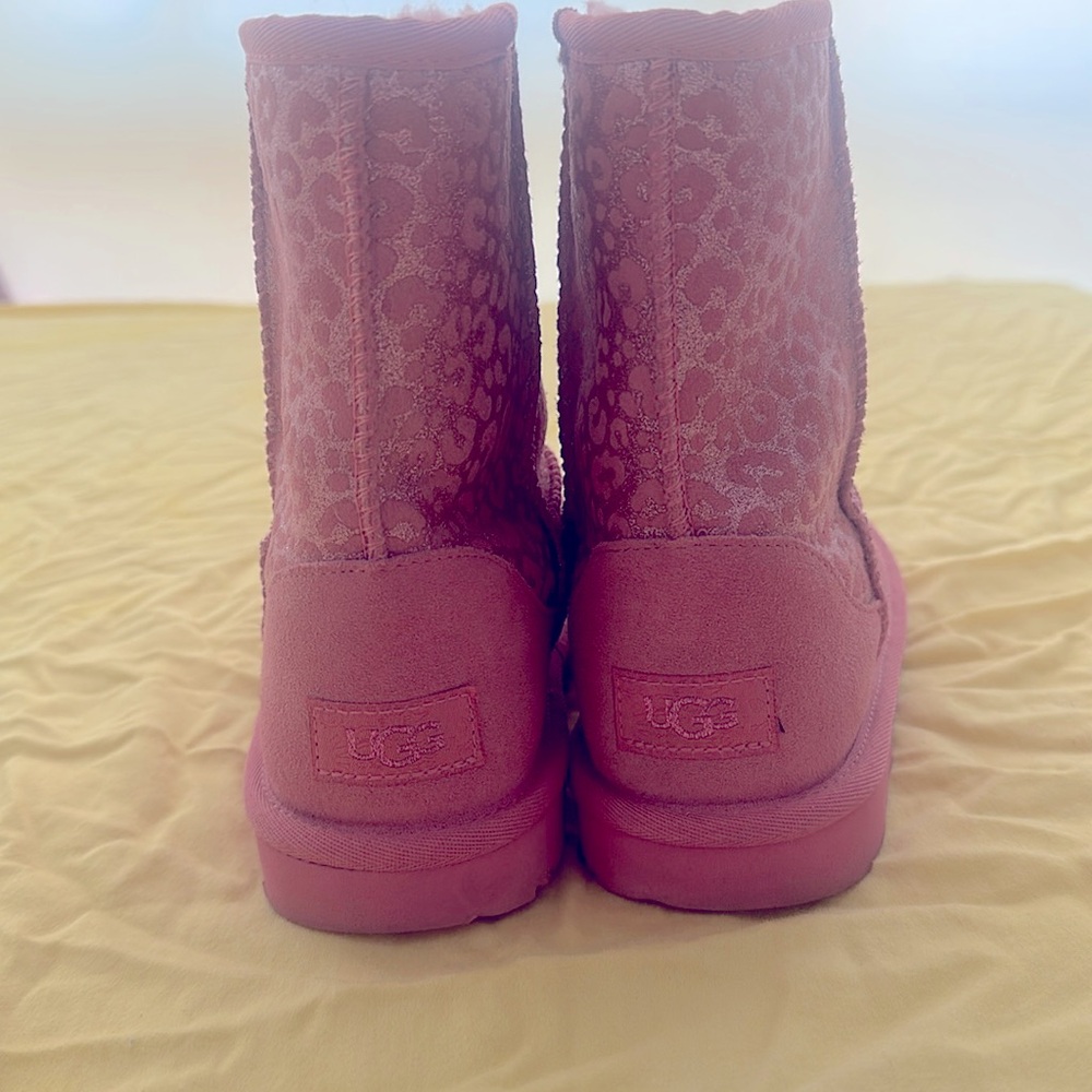 UGG kids size 4 never wear, brand new